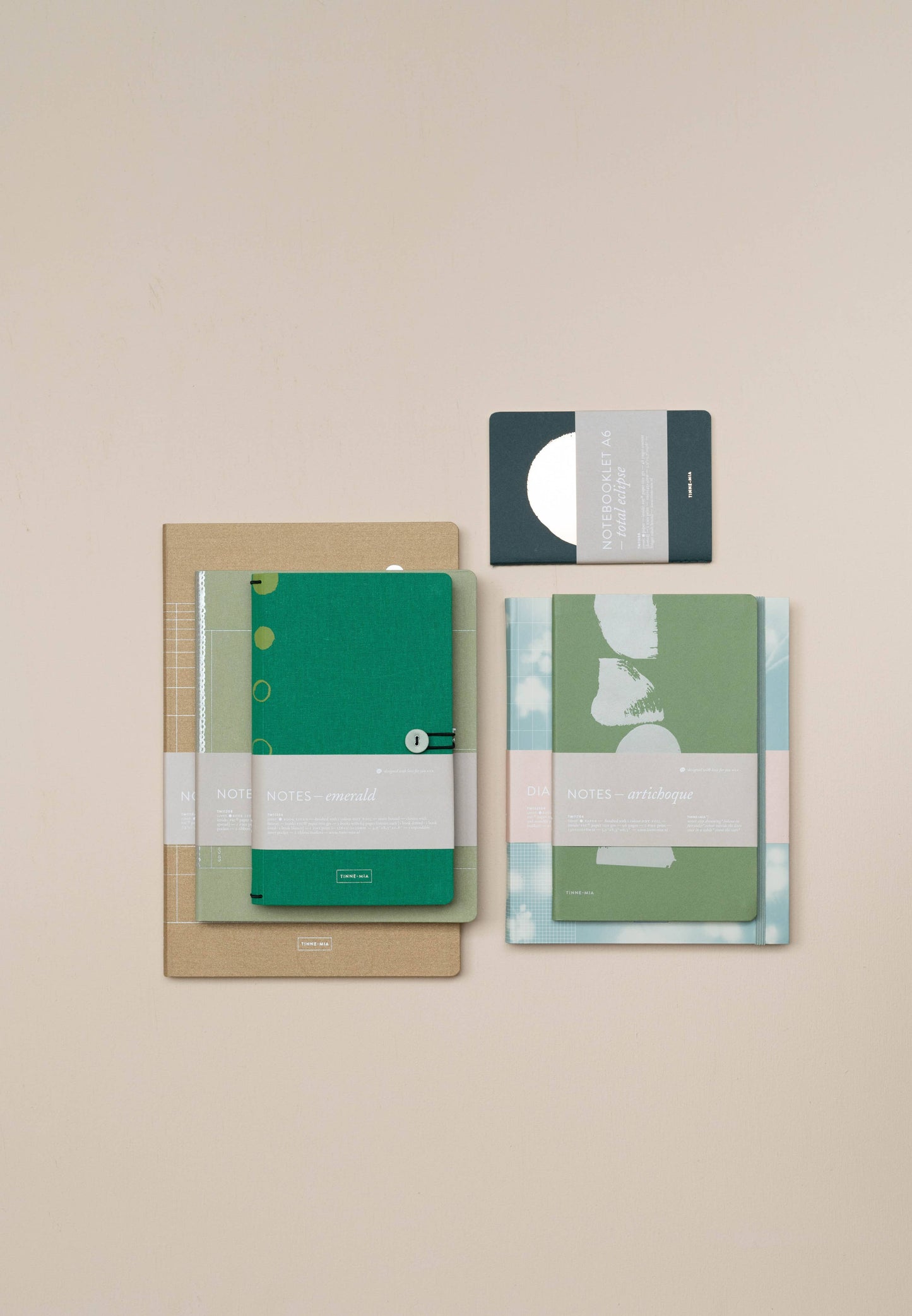 Das Tinne Mia Notizbuch mit Knopf aus Leinen in Smaragd besticht durch minimalistisches Design auf FSC-Mix-Papier. Perfekt als Tagebuch oder Bullet Journal und hochwertig verarbeitet - ein stilvolles Produkt von Tinne Mia.