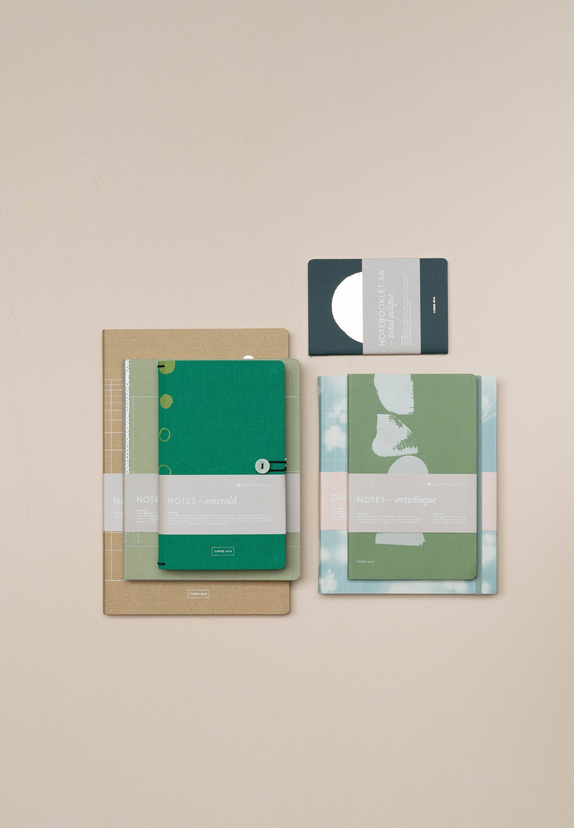 Das Tinne Mia Notizbuch mit Knopf aus Leinen in Smaragd besticht durch minimalistisches Design auf FSC-Mix-Papier. Perfekt als Tagebuch oder Bullet Journal und hochwertig verarbeitet - ein stilvolles Produkt von Tinne Mia.