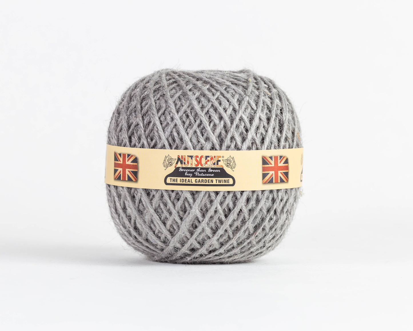 Ein Knäuel Nutscene Twines Ltd - Farbenfrohe Jute-Schnurbälle aus der Heritage Twine-Reihe mit einem beigen Etikett, zwei britischen Flaggen und dem Nutscene-Logo ist vor einem schlichten weißen Hintergrund abgebildet.