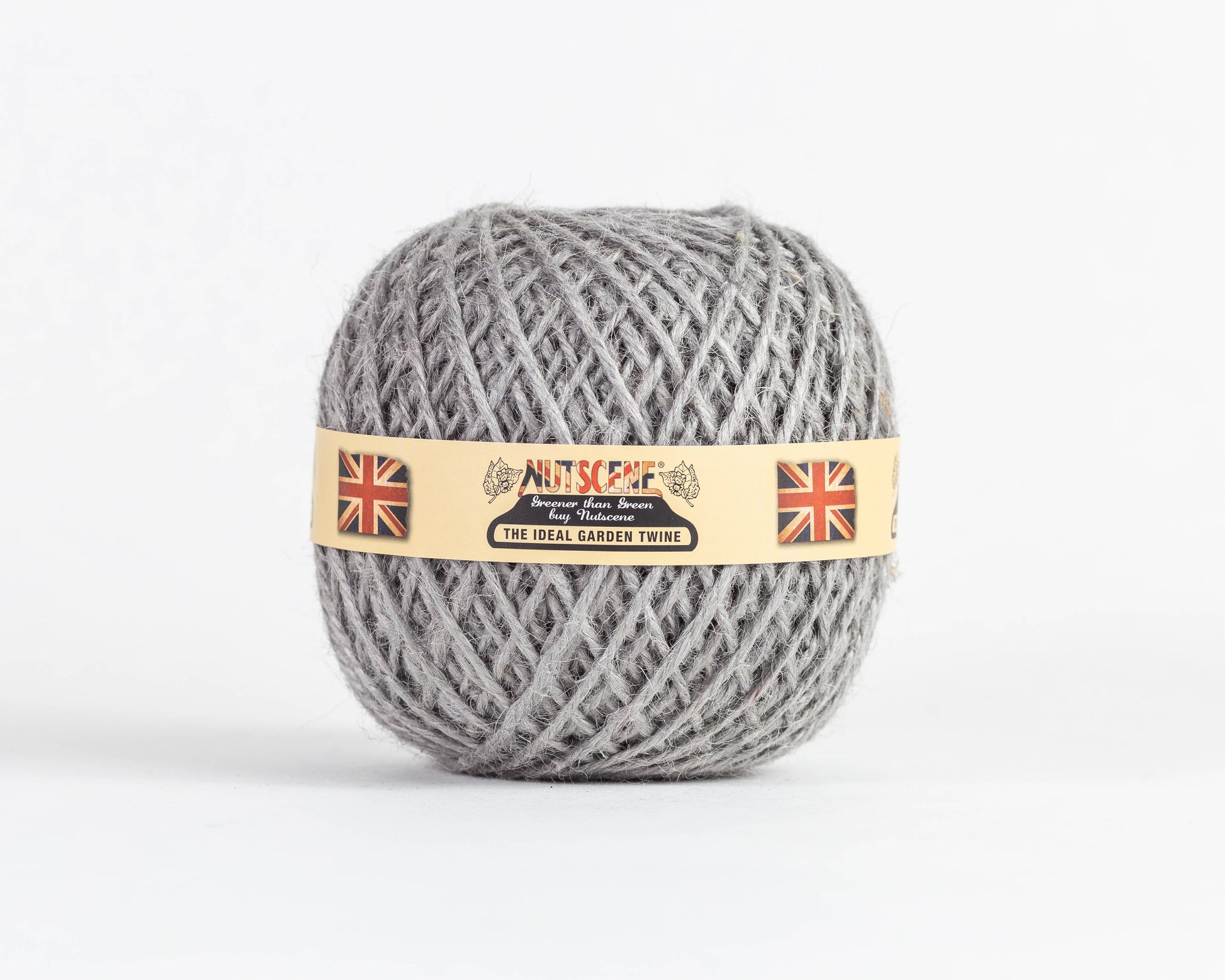 Ein Knäuel Nutscene Twines Ltd - Farbenfrohe Jute-Schnurbälle aus der Heritage Twine-Reihe mit einem beigen Etikett, zwei britischen Flaggen und dem Nutscene-Logo ist vor einem schlichten weißen Hintergrund abgebildet.