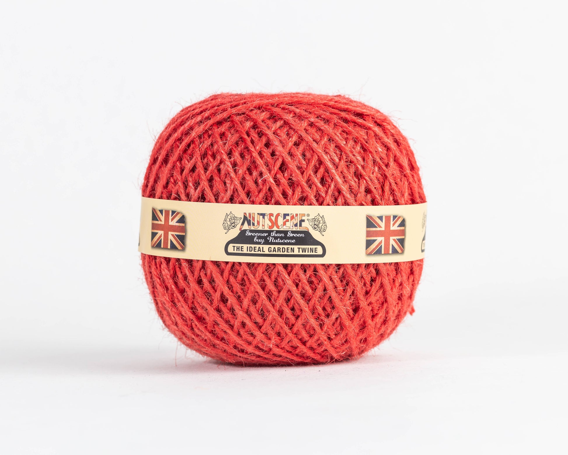 Ein farbenfrohes rotes Jutegarnknäuel aus der Heritage Twine Kollektion von Nutscene Twines Ltd. mit einem beigen Etikett, das zwei Union Jacks und den Text "THE IDEAL GARDEN TWINE" zeigt. Dieses biologisch abbaubare Garn ist in einer ordentlichen, runden Form gewickelt.