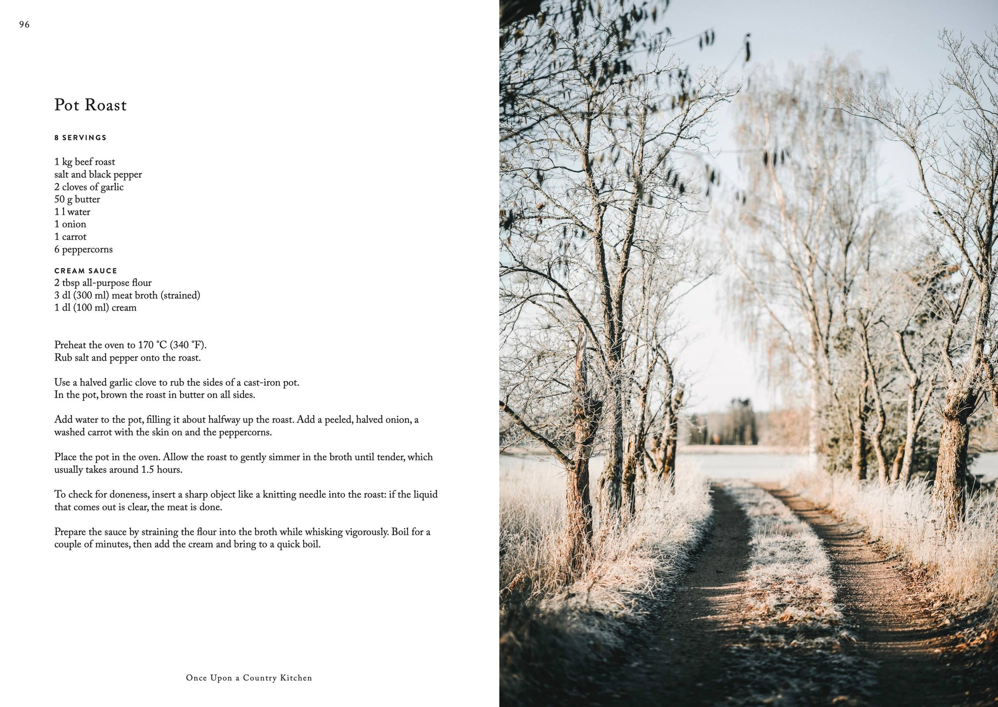 In „Once upon a country kitchen“ von Cozy Publishing erscheint gegenüber einem winterlichen Pfad durch kahle Bäume ein Schmorbratenrezept, bei dem reine Zutaten im Vordergrund stehen.