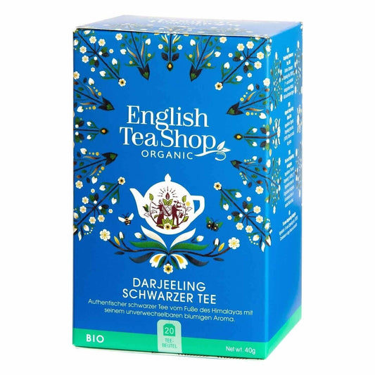 Eine blaue Schachtel English Tea Shop – Darjeeling Schwarzer Tee, BIO, 20 Teebeutel zeigt Blumenmuster, eine weiße Teekannenillustration, deutschen Text mit detaillierten Angaben zu den biologischen Zutaten und enthält 20 Teebeutel (40 g) von English Tea Shop.
