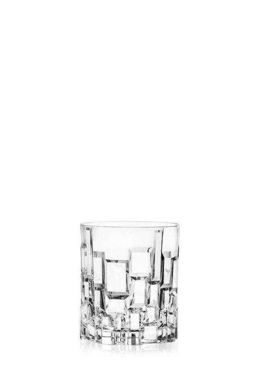 Das RCR Cristalleria - Tumbler 33 Cl Etna von RCR Cristalleria ist ein klares, facettiertes Whiskyglas mit einem geometrischen, strukturierten Muster, das leer vor einem schlichten weißen Hintergrund gezeigt wird.
