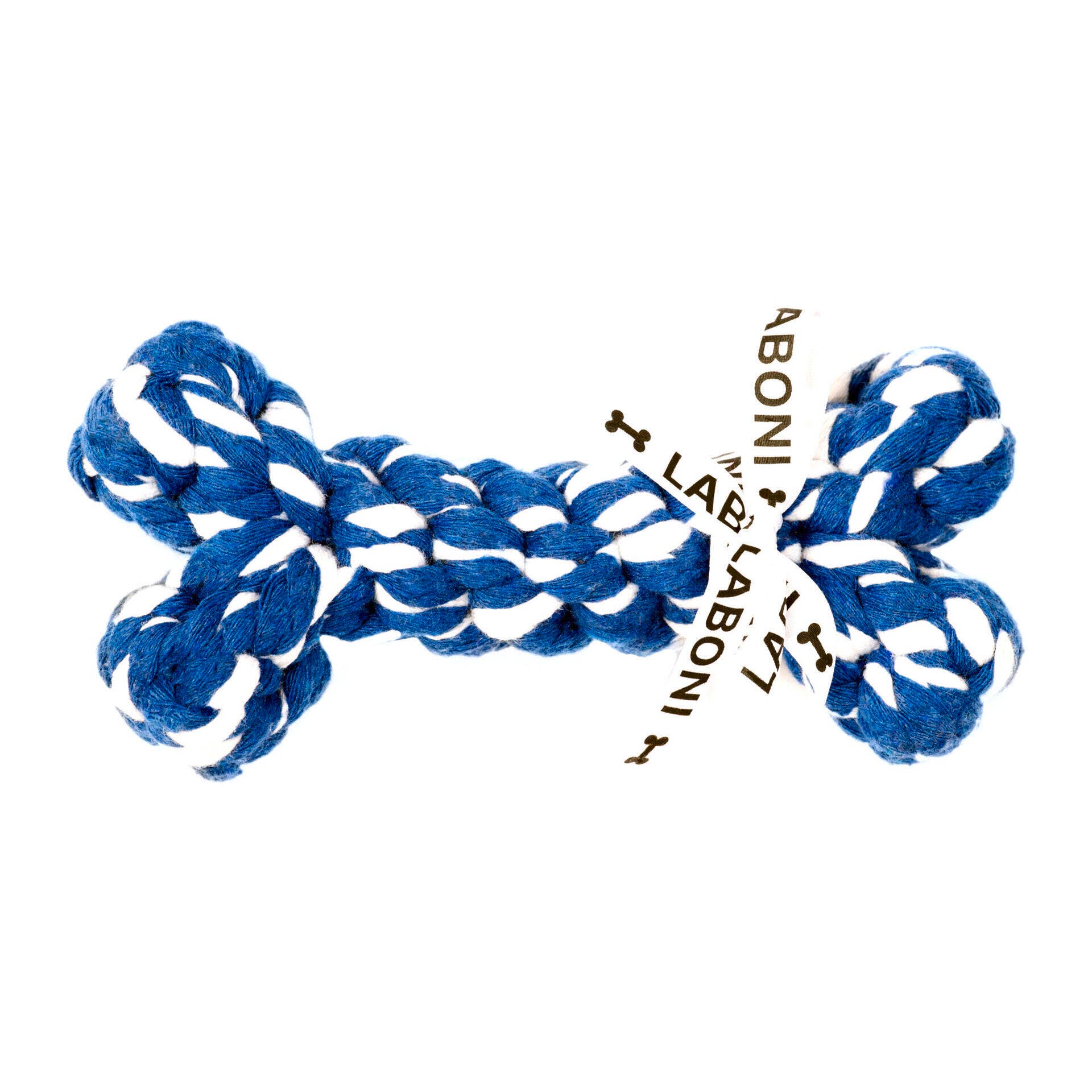 Der LABONI Bonnie Bone ist ein blau-weiß geflochtenes Hundespielzeug in Knochenform aus natürlicher Baumwolle zur sicheren Zahnreinigung. Ein weißes Etikett mit LABONI in Schwarz verleiht diesem hochwertigen Hundespielzeug eine stilvolle Note.