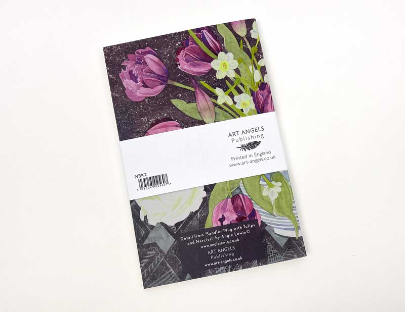 Eine gefaltete Art Angels-Karte mit lila Tulpen und weißen Blumen, inspiriert von Angie Lewins Sandler Tasse mit Tulpen und Narzissen. Die Innenseiten sind leer. Die Rückseite enthält ein Art Angels-Etikett, einen Barcode und Informationen zur Website.