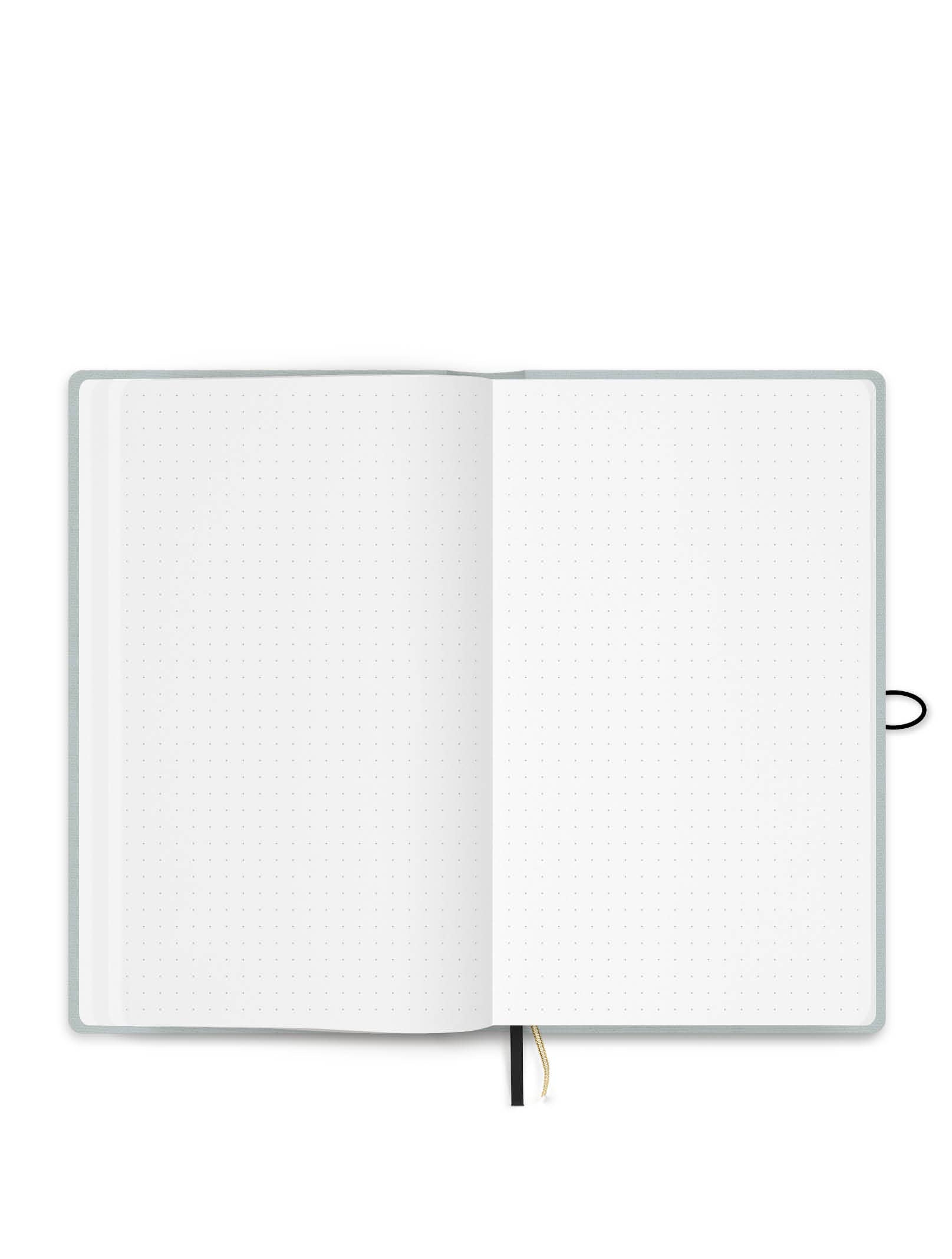 Der Tinne Mia Notizbuchknopf Amour des lilas von Tinne Mia ist ein Bullet Journal aus Leinen mit leeren, gepunkteten Seiten, schwarzen und cremefarbenen Lesezeichen und einer kleinen schwarzen Gummischlaufe auf der rechten Seite.