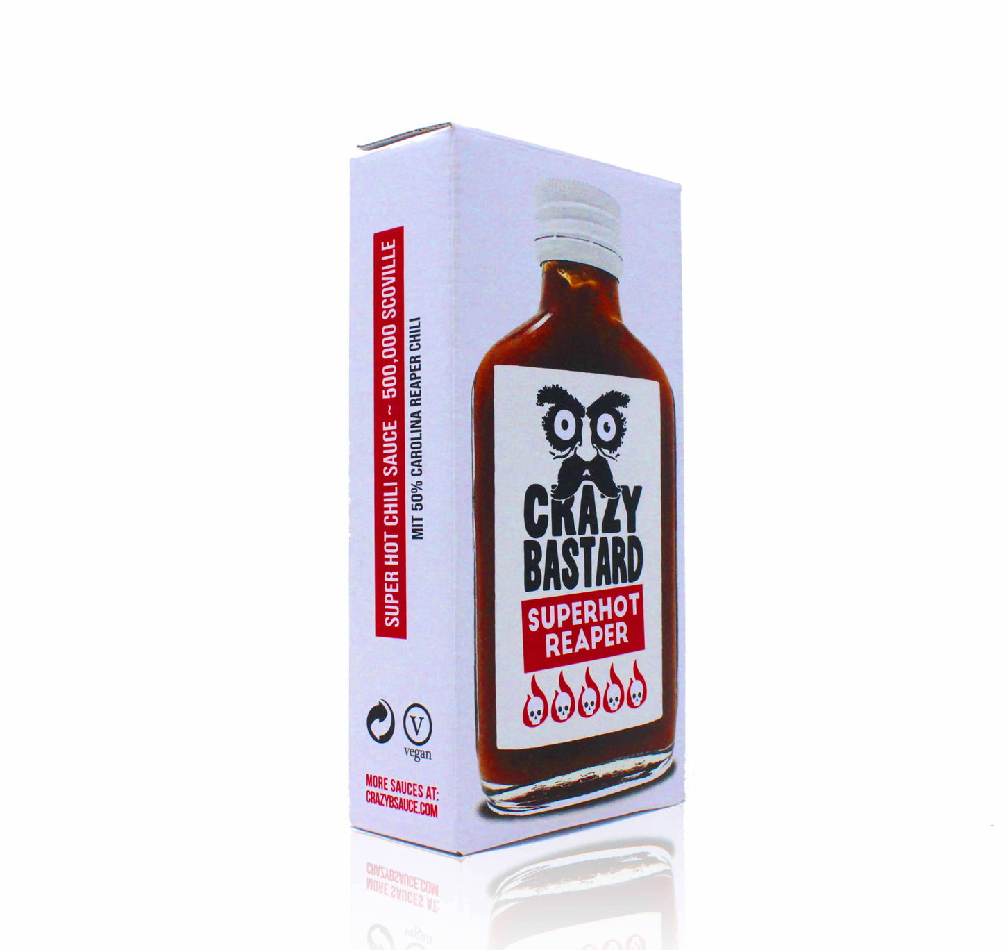 Eine 100ml Flasche der CBS Foods GmbH (Crazy Bastard Sauce) Superhot Reaper scharfe Soße mit kreolischen Gewürzen und Carolina Reaper Chili, die 500.000 Scoville erreicht. Mit brauner Flasche, weißem Verschluss und Eulenlogo.