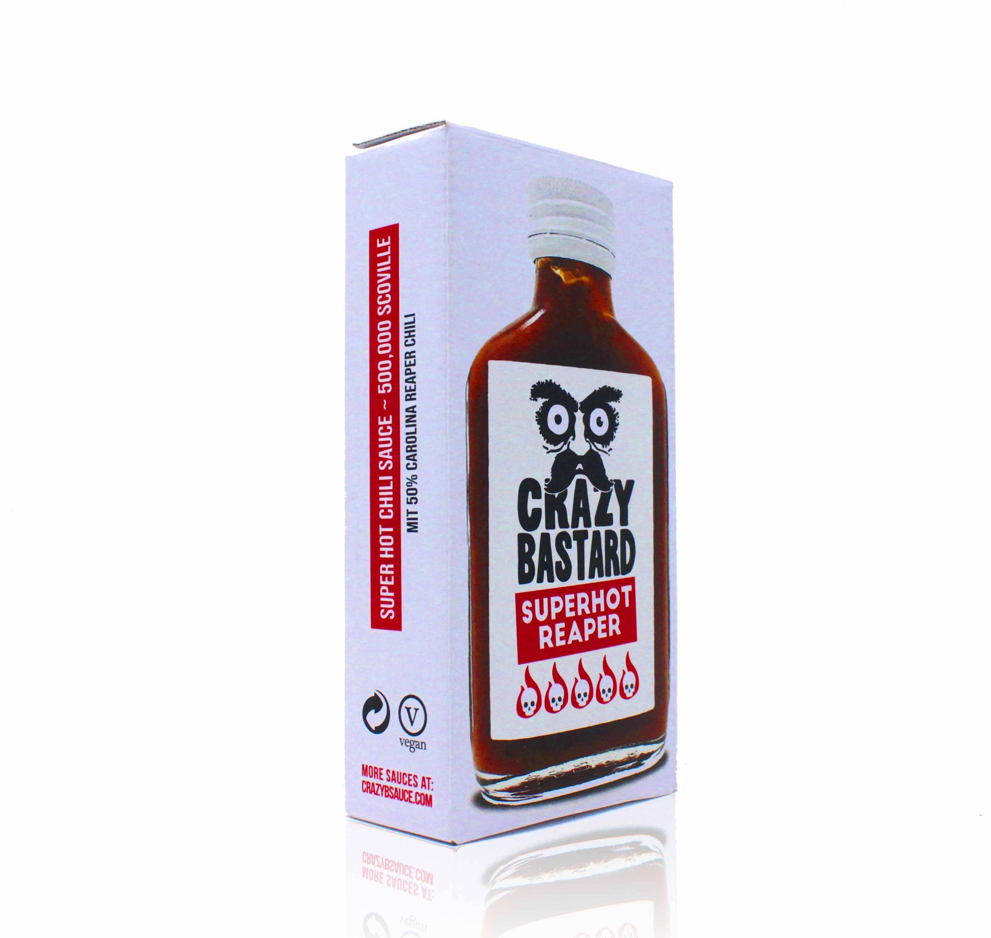 Eine 100ml Flasche der CBS Foods GmbH (Crazy Bastard Sauce) Superhot Reaper scharfe Soße mit kreolischen Gewürzen und Carolina Reaper Chili, die 500.000 Scoville erreicht. Mit brauner Flasche, weißem Verschluss und Eulenlogo.