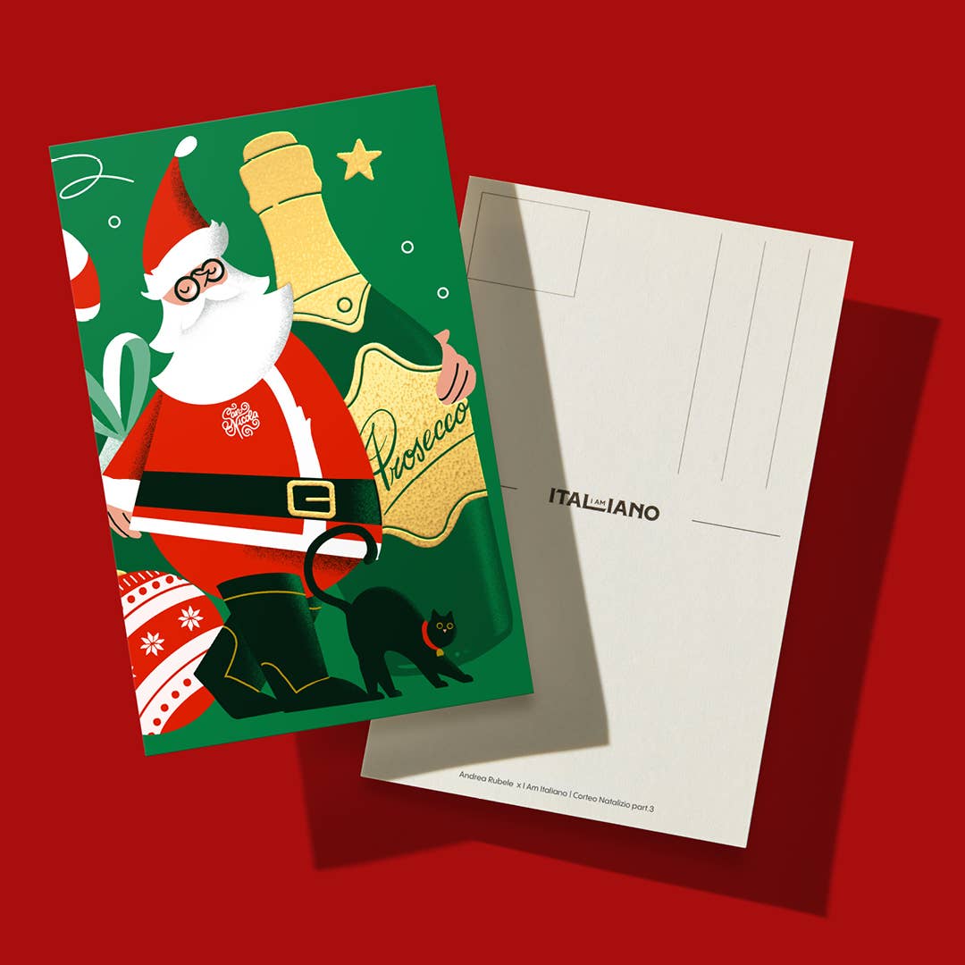 Eine festliche Postkarte zeigt den Weihnachtsmann mit einer Prosecco-Flasche, einer schwarzen Katze und Weihnachtsdekoration. Neben der leeren Rückseite der Karte steht in Rot I AM ITALIANO - Prosecco - Bio-Schokolade mit Karamell und Salz von I AM ITALIANO.