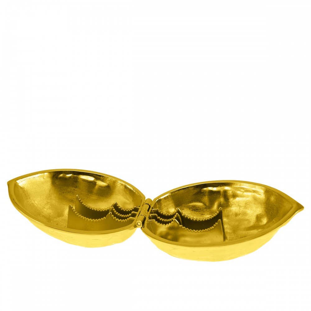 Der AULICA - Goldener Nussknacker kleines Modell (9x6,5x5,5 cm) ist ein stilvoller goldener Küchenhelfer in Form von zwei klappbaren Blättern mit gezackten Kanten, ideal als Nussknacker oder als dekorativer Akzent für Ihr Zuhause. Marke: AULICA.