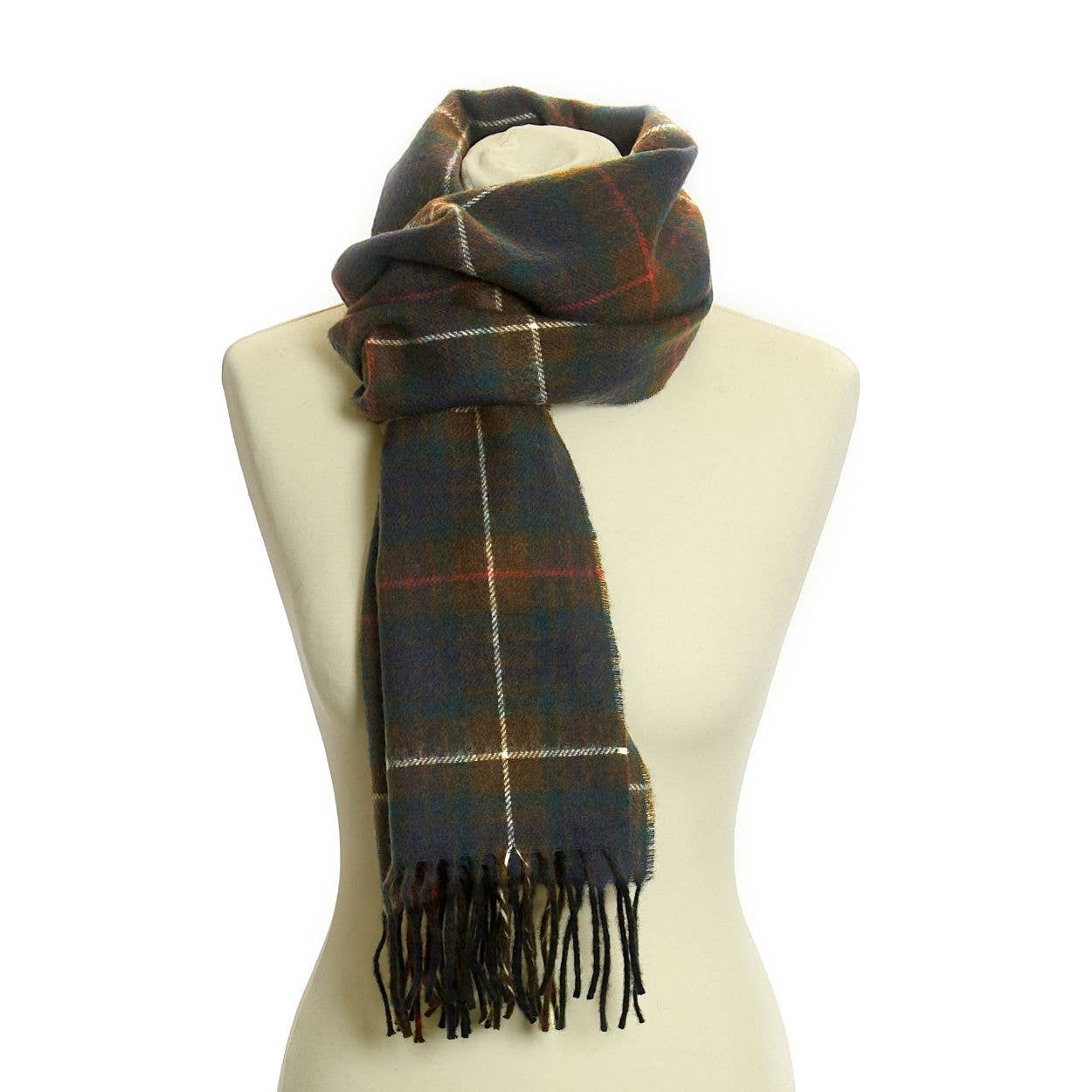 Eine Schaufensterpuppe modelliert den Tweedmill Textiles - Lammwoll-Landkaro-Schal, einen Schal aus 100 % Lammwolle in dunklem Karo mit roten, gelben und weißen Streifen, mit Fransen an den Enden und um den Hals gewickelt, um zu wärmen.