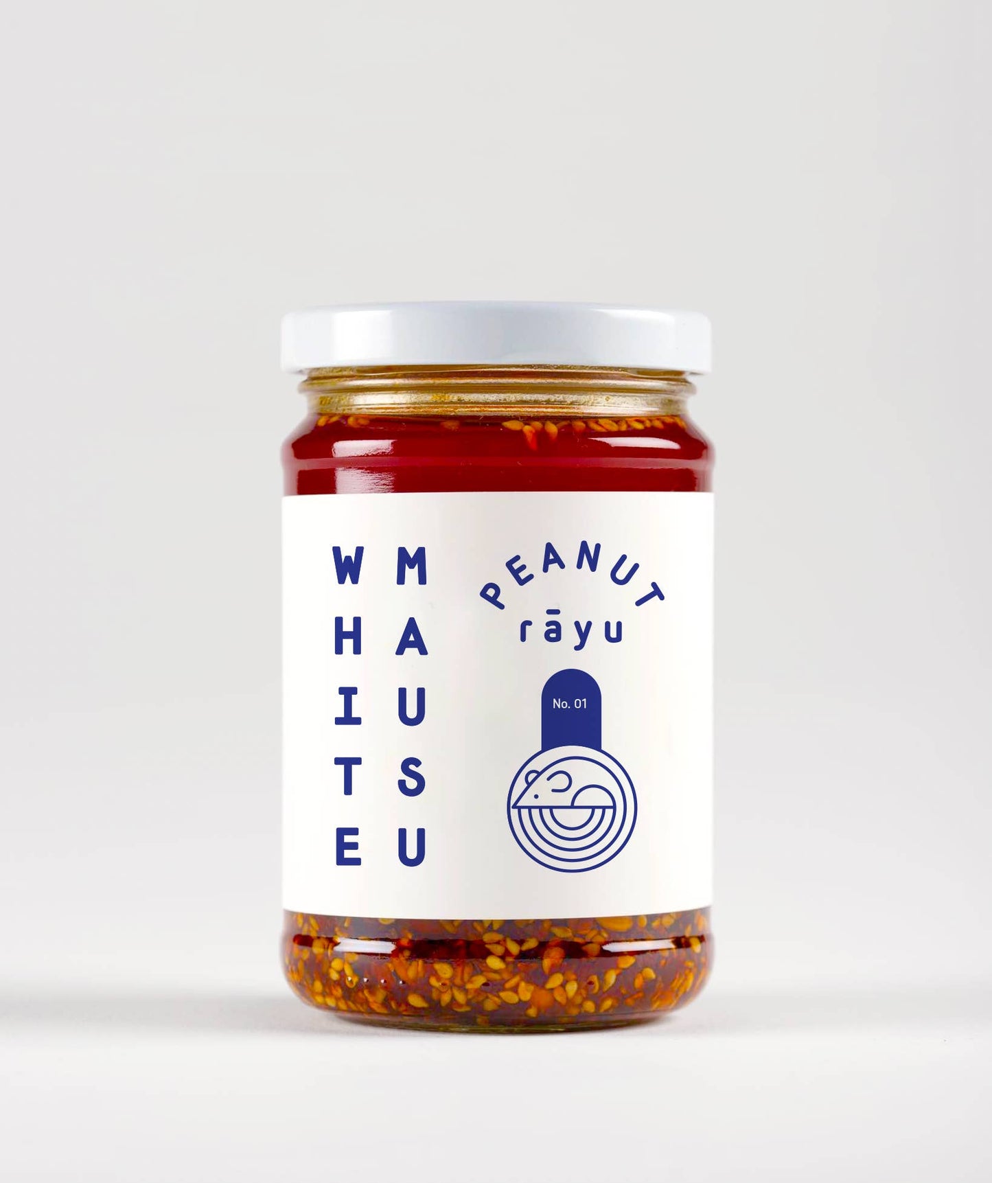 Ein Glas mit der White Mausu Ltd Erdnuss-Rayu-Sauce mit weißem Deckel und einem Etikett mit blauer Schrift und einer Mauszeichnung. Die rötliche, umami Sauce enthält Sesam für ein einzigartiges veganes Erlebnis.