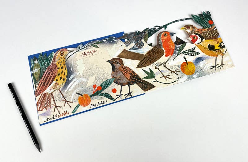 Die Art Angels - Collage-Karte zum Winterfest - Mark Hearld ist eine lebendige Ziehharmonika-Karte mit Vögeln und Früchten auf Ästen, Platz für eine Botschaft in der Mitte und wird mit einem schwarzen Stift auf weißem Hintergrund dargestellt.