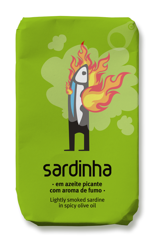 Eine leuchtend grüne Sardinendose zeigt eine illustrierte aufrecht stehende Sardine mit roten und gelben Flammen. Auf dem Etikett steht: Sardinha - Sardine in würzigem Olivenöl mit Raucharoma, von Sardinha, reich an Omega 3.