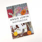 Das Art Angels Notizbuch mit Zebra-Dahlien und Federn von Angie Lewin zeigt ein farbenfrohes Coverdesign und liegt auf einem schlichten weißen Hintergrund.