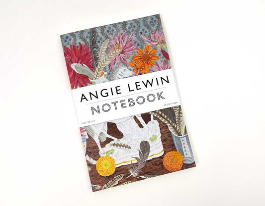 Das Art Angels Notizbuch mit Zebra-Dahlien und Federn von Angie Lewin zeigt ein farbenfrohes Coverdesign und liegt auf einem schlichten weißen Hintergrund.
