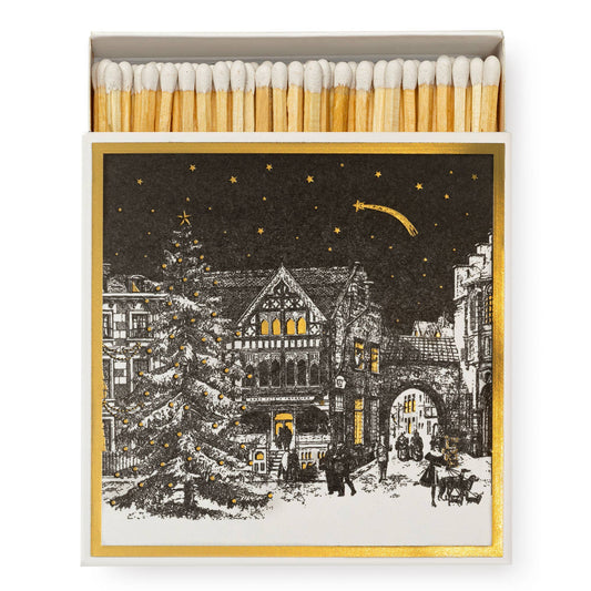 The Archivist Gallery | Europe - Starry Night Square Christmas Safety Matches 🎄 zeigen einen festlichen Deckel mit einem verschneiten Dorf, einem geschmückten Baum, historischen Gebäuden, flanierenden Menschen und einem sternenklaren Nachthimmel.