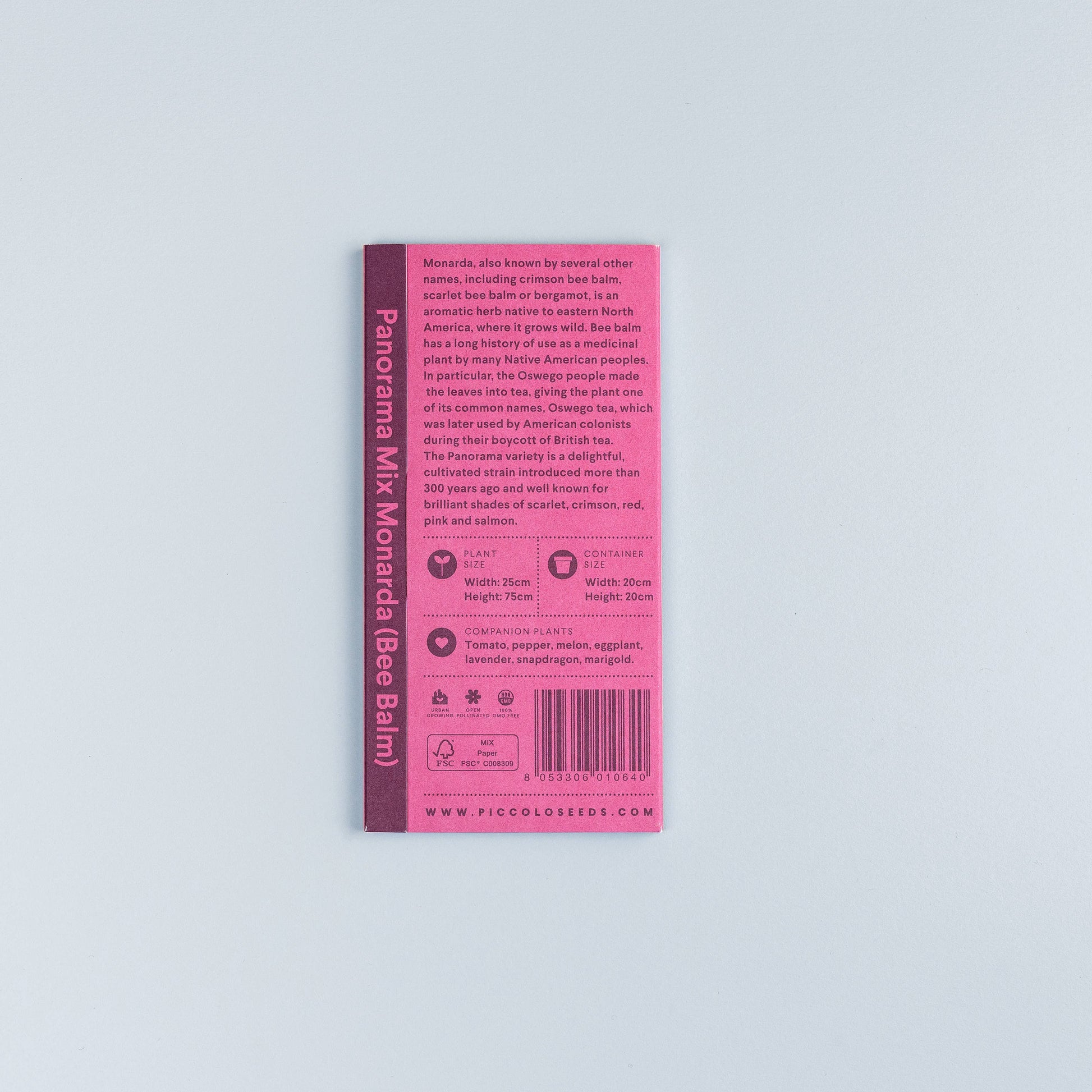Ein rosafarbenes Saatgutpaket von Piccolo Seeds - Monarda Panorama-Mix von Piccolo Seeds, mit Pflanzeninfos, Sonnenlicht- und Höhensymbolen sowie einem QR-Code, auf hellgrauem Hintergrund.