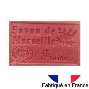 Ein rechteckiges rotes Stück Dampa 1975 Marseiller Seife mit Bio-Olivenöl Erdbeerduft mit der Aufschrift „Savon de Marseille Fraise“ mit einem Blatt und einem BIO-Stempel ist über einer französischen Flagge und dem Text „Fabriqué en France“ abgebildet.