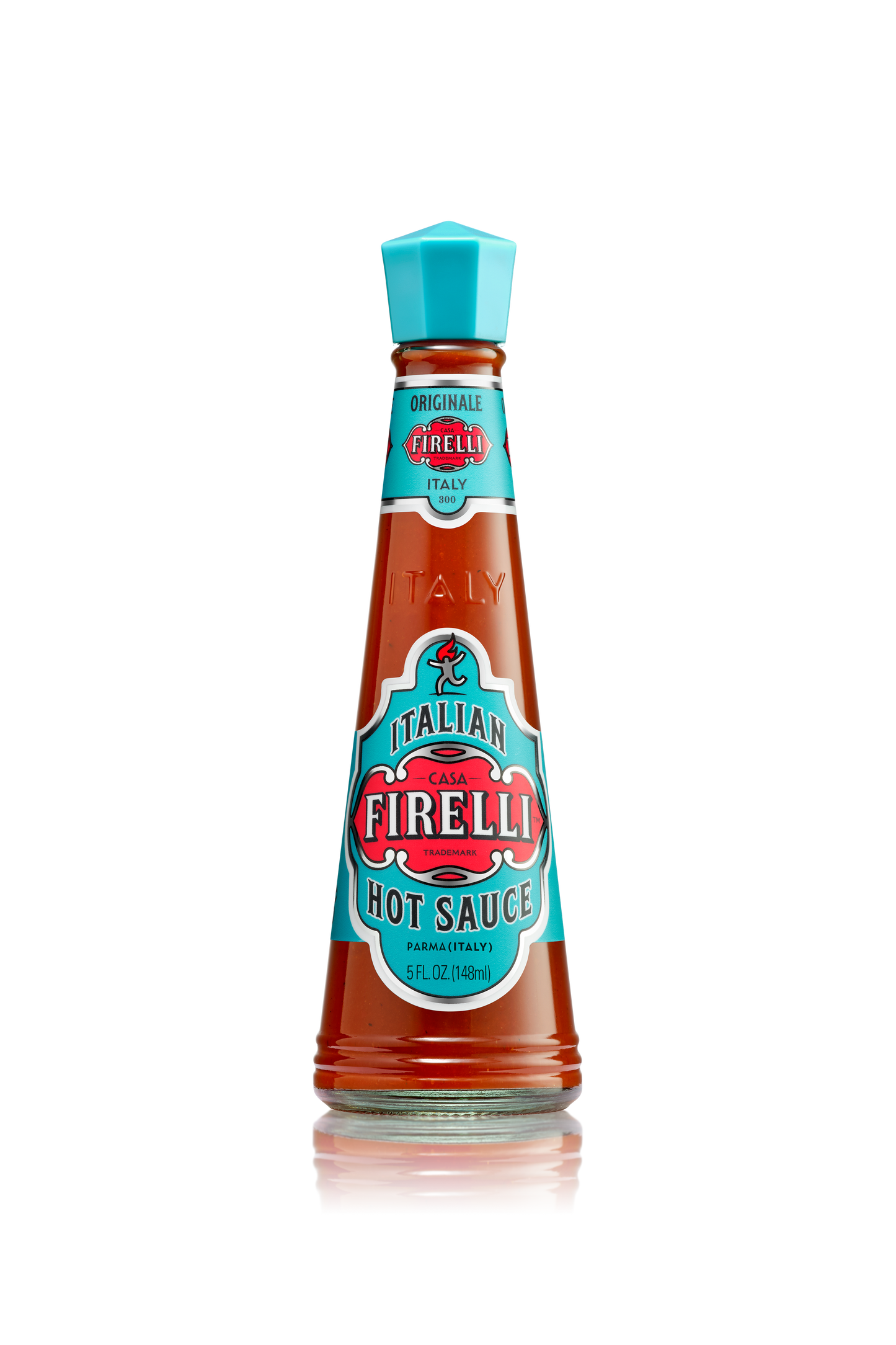 Eine 148-ml-Glasflasche Firelli - Casa Firelli italienische scharfe Soße, eine rote Chili-Hot-Sauce aus kalabrischen Chilischoten. Das Etikett hat rote, weiße und türkisfarbene Designs mit einer passenden türkisfarbenen Kappe. Marke: Firelli.