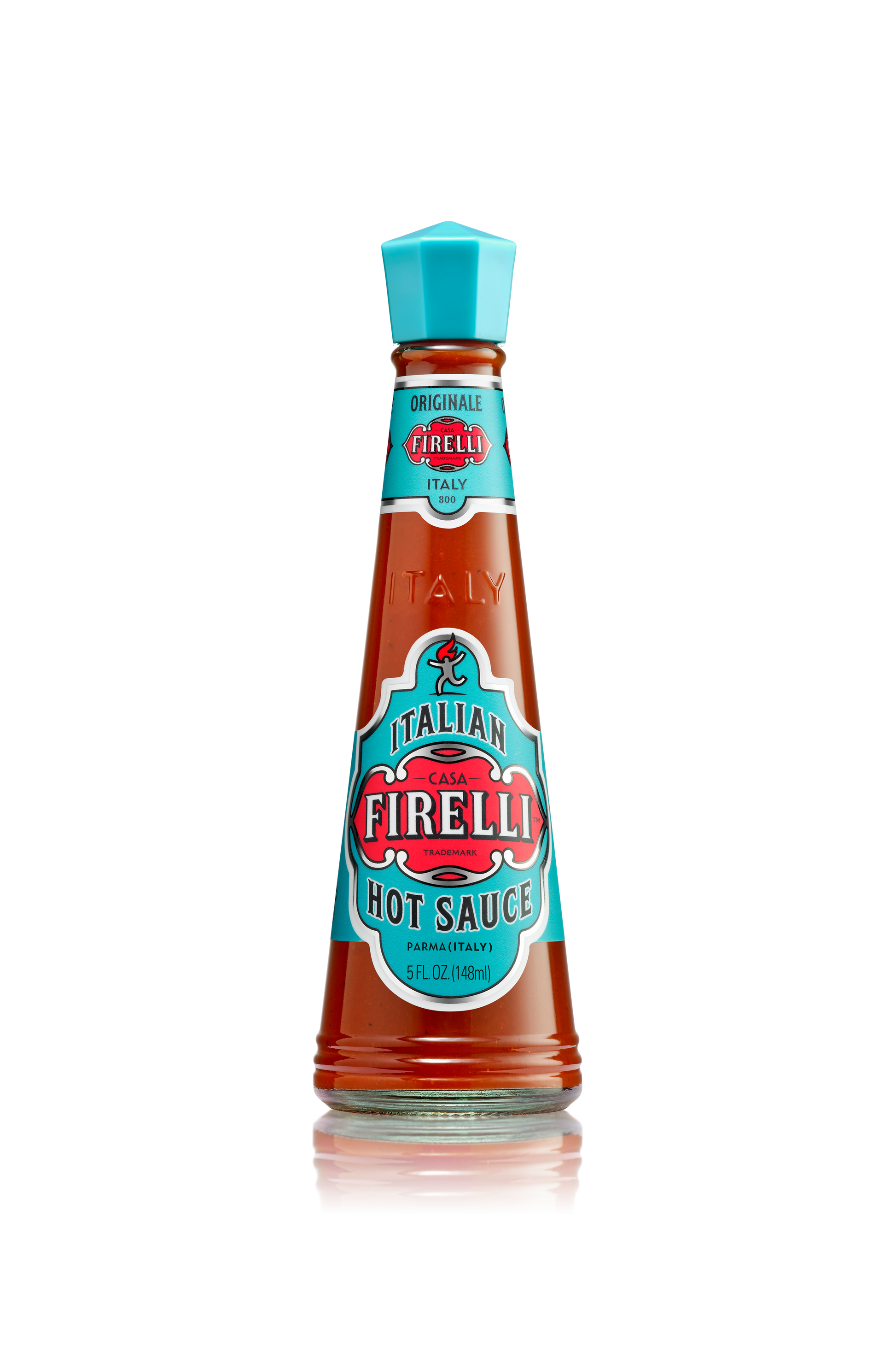 Eine 148-ml-Glasflasche Firelli - Casa Firelli italienische scharfe Soße, eine rote Chili-Hot-Sauce aus kalabrischen Chilischoten. Das Etikett hat rote, weiße und türkisfarbene Designs mit einer passenden türkisfarbenen Kappe. Marke: Firelli.