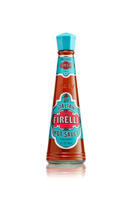 Eine 148-ml-Glasflasche Firelli - Casa Firelli italienische scharfe Soße, eine rote Chili-Hot-Sauce aus kalabrischen Chilischoten. Das Etikett hat rote, weiße und türkisfarbene Designs mit einer passenden türkisfarbenen Kappe. Marke: Firelli.