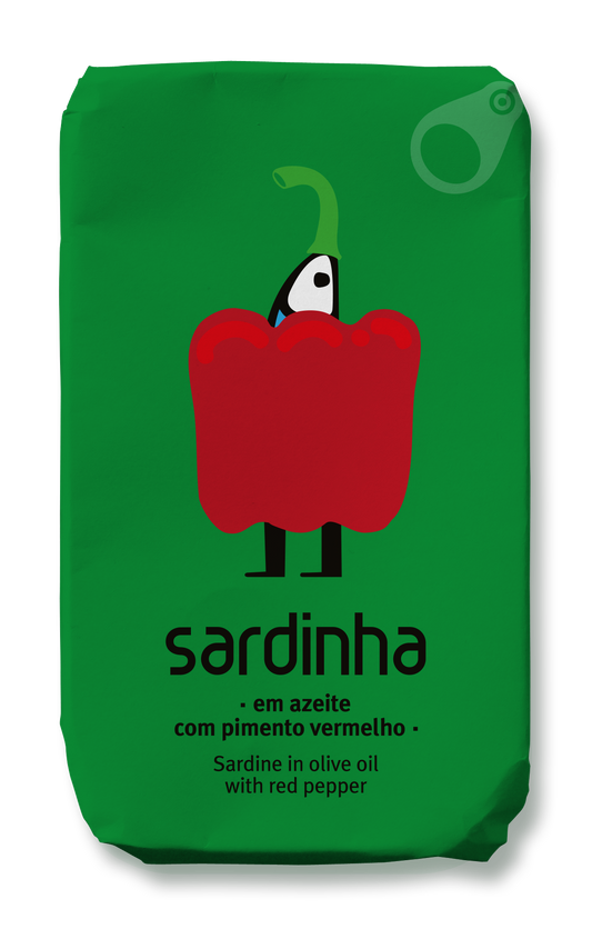 Eine grüne Dose Sardinha - Sardine in Bio-Olivenöl mit Bio-Roter Paprika von Sardinha zeigt eine Sardine, die hinter einer roten Paprika hervorschaut. Der Text hebt hervor, dass es sich um eine Sardinenkonserve in biologischem Olivenöl handelt, die reich an Omega 3 ist.
