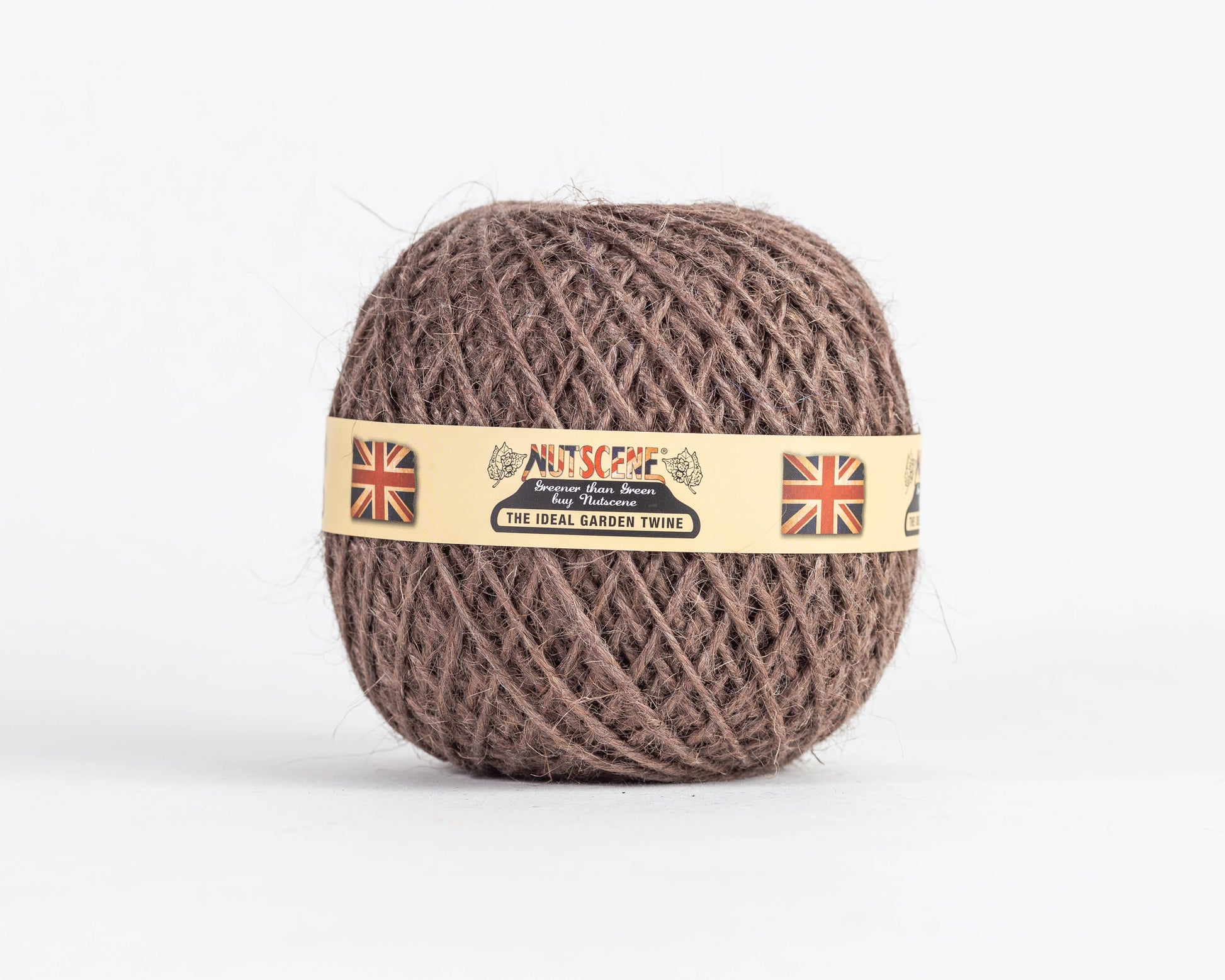 Ein eng gewickelter Ball von Nutscene Twines Ltd - Farbenfrohe Jute-Schnurbälle aus der Heritage Twine-Reihe, mit einem beigen Etikett, das zwei britische Flaggen und "Nutscene, The Ideal Garden Twine" auf weißem Hintergrund zeigt.