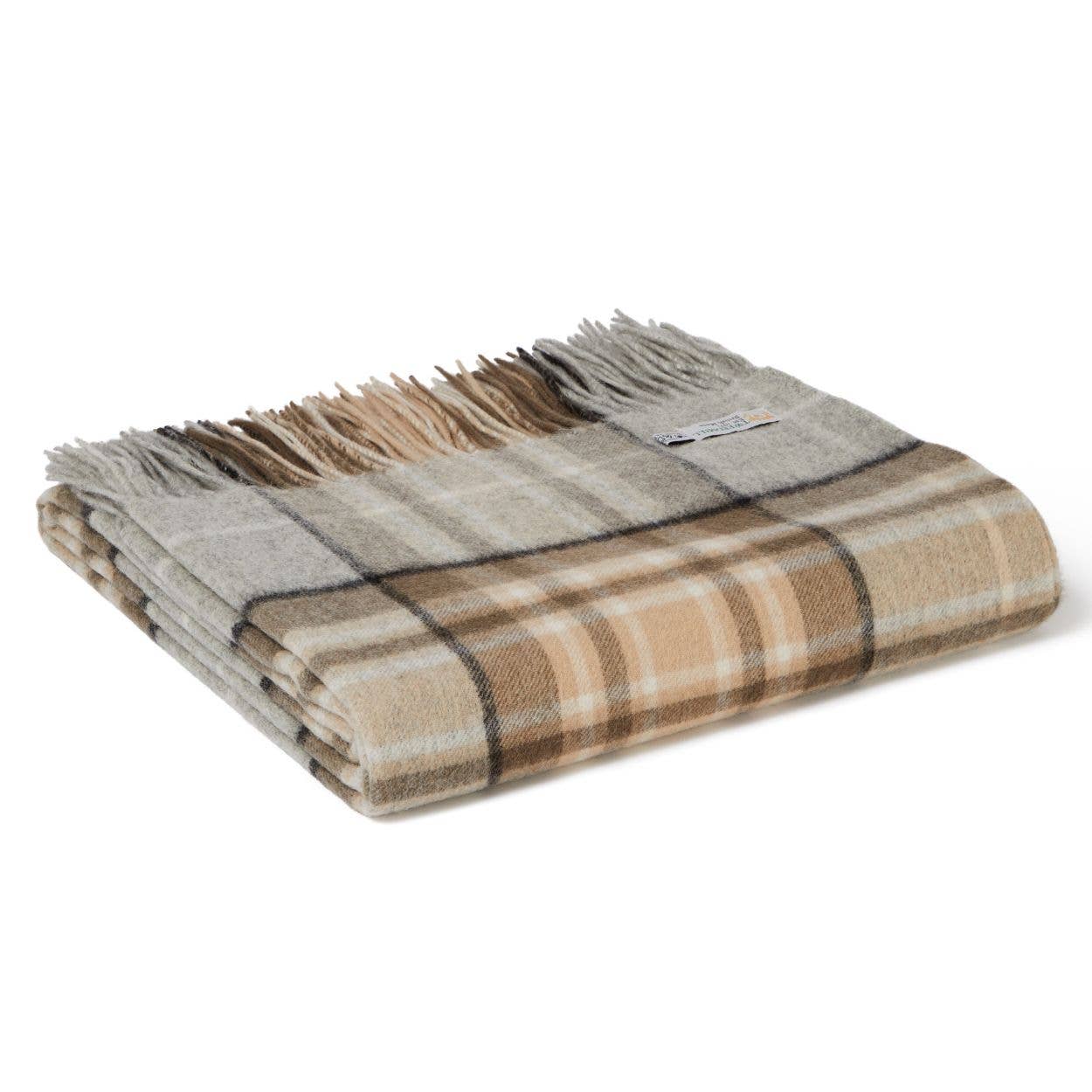 Eine gefaltete Tweedmill | Lammwoll-Tartan-Decke von Tweedmill Textiles mit Fransenkanten und einem klassischen Tartan-Muster in Beige-, Taupe-, Creme- und Brauntönen.