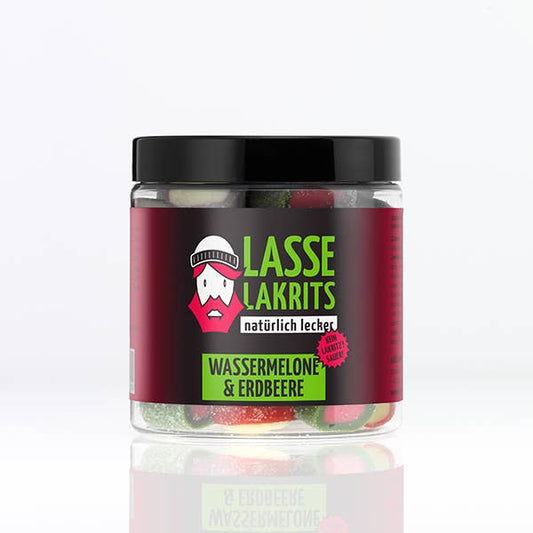 Eine Dose LASSE LAKRITS - natürlich lecker - Dose Saure Wassermelone & Saure Erdbeere, mit schwarzem Deckel, buntem Etikett mit bärtigem Cartoon-Gesicht und deutschem Text. Assortierte saure Gummis ohne Palmöl hergestellt.