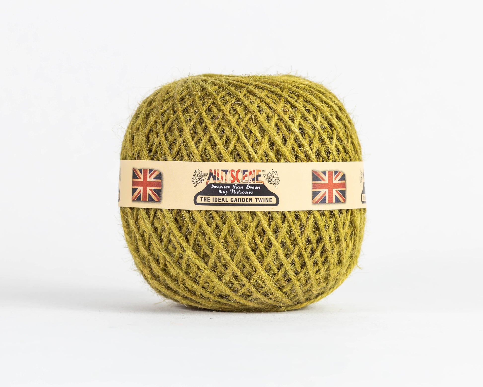 Ein Knäuel olivgrüner Nutscene Twines Ltd Jute aus dem Heritage Twine Sortiment, mit einem beigen Etikett mit britischen Flaggen und "Nutscene - The Ideal Garden Twine, biologisch abbaubar" auf weißem Hintergrund.