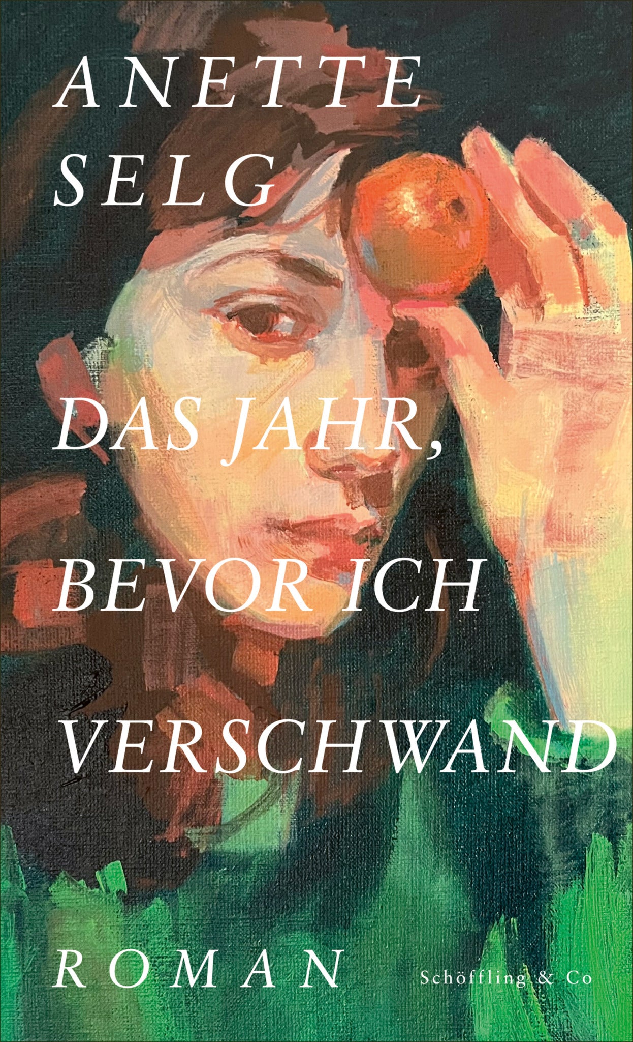 Das Cover von "Das Jahr, bevor ich verschwand" (Schöffling & Co Verlag) zeigt eine Frau, die eine Orange über ein Auge hält. In der rechten unteren Ecke steht die Autorin Anette Selg und die ISBN 978-3-69097-000-6.