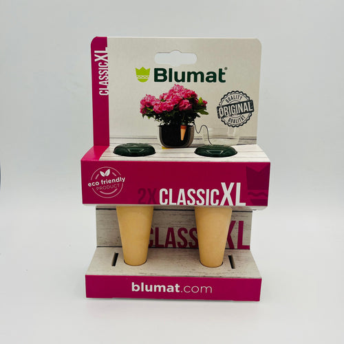 Blumat Classic XL - 2 Stück von Blumat: Die Verpackung zeigt zwei Bewässerungsstäbe aus Keramik, ideal für Zimmerpflanzen Bewässerung & Urlaubsversorgung Pflanzen, mit einem rosa Blumentopfbild sowie umweltfreundlichen und originellen Qualitätsetiketten.