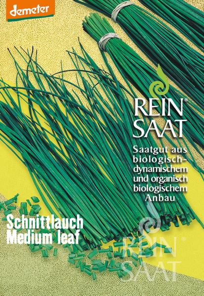 Eine Saatgutpackung mit der Aufschrift Reinsaat - Schnittlauch Medium leaf zeigt Bündel von frischem grünem Schnittlauch auf gelbem Hintergrund. Der Text verweist auf den Zwiebelgeschmack, die Winterhärte und den biologischen, biodynamischen Anbau.
