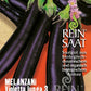 Fünf lange, dunkelviolette ReinSaat Melanzani 'Violetta lunga 3' mit grünen Stielen sind auf einer Reinsaat-Verpackung abgebildet. Diese biologischen, biodynamischen Samen sind perfekt für mediterrane Gerichte.