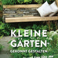 Das Buch „Kleine Gärten gekonnt gestalten“ aus dem Ulmer Verlag zeigt eine üppige Gartenabdeckung mit Grünpflanzen, einer Steinmauer und einer Holzbank – perfekte Inspiration für die Gestaltung kleiner Gärten. Der Titel erscheint in großer weißer Schrift.