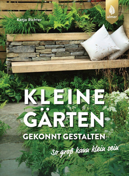 Das Buch „Kleine Gärten gekonnt gestalten“ aus dem Ulmer Verlag zeigt eine üppige Gartenabdeckung mit Grünpflanzen, einer Steinmauer und einer Holzbank – perfekte Inspiration für die Gestaltung kleiner Gärten. Der Titel erscheint in großer weißer Schrift.