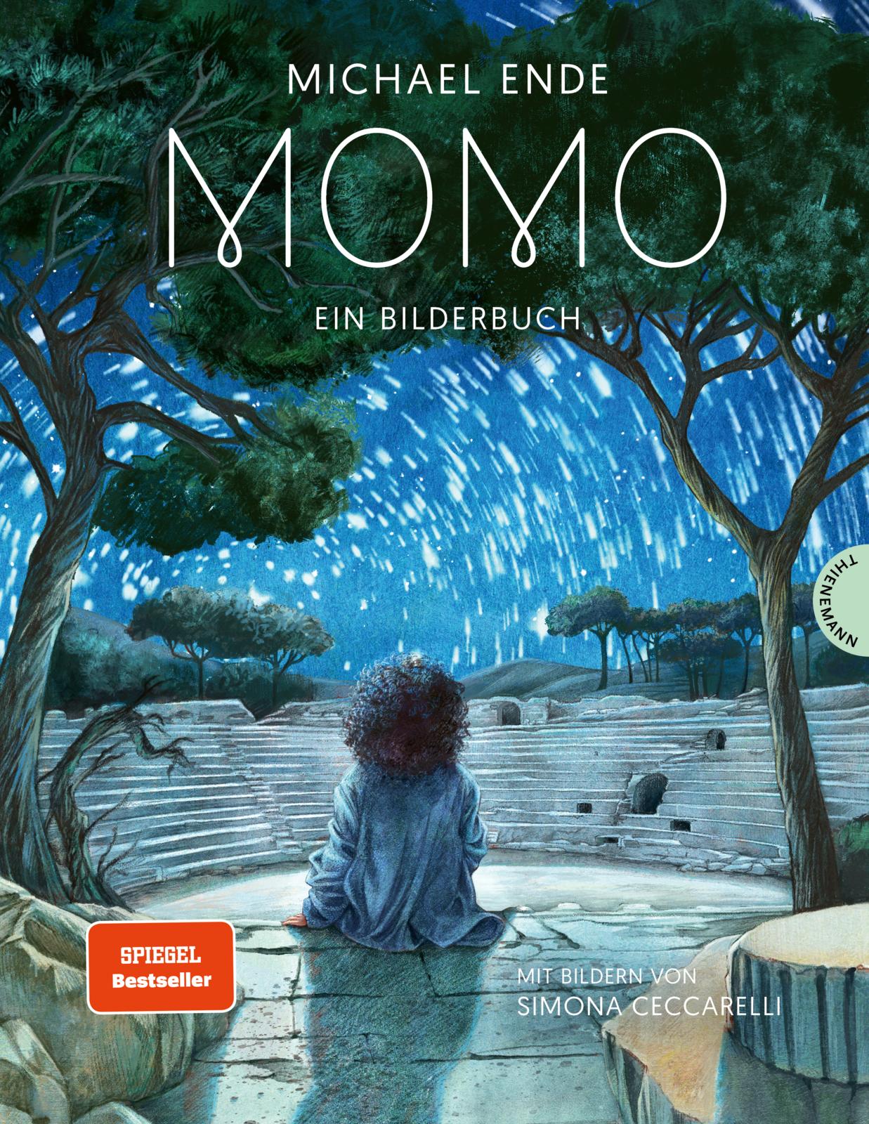 Ein Kind mit lockigen Haaren sitzt auf uralten Steinstufen unter einem meteoritengefüllten Himmel, umgeben von Bäumen. Das Buchcover zeigt: Momo - Ein Bilderbuch vom Thienemann Verlag, mit Illustrationen von Simona Ceccarelli.