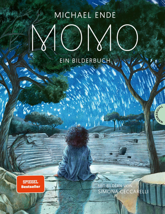 Ein Kind mit lockigen Haaren sitzt auf uralten Steinstufen unter einem meteoritengefüllten Himmel, umgeben von Bäumen. Das Buchcover zeigt: Momo - Ein Bilderbuch vom Thienemann Verlag, mit Illustrationen von Simona Ceccarelli.