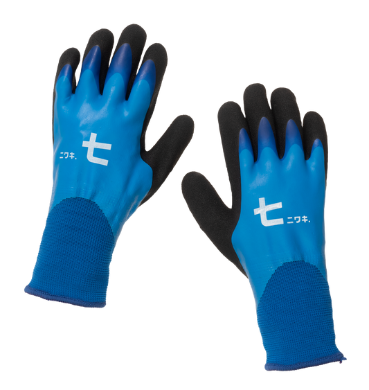 Ein Paar blaue Niwaki Winterhandschuhe mit schwarzen Handflächen und weißen japanischen Schriftzeichen sind auf weißem Hintergrund abgebildet. Diese warmen, wasserabweisenden & komfortablen Handschuhe von Niwaki sind ideal für Aufgaben bei kaltem Wetter.