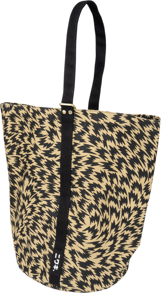 Die Niwaki Kantan Werkzeugtasche - Eley Kishimoto X Niwaki Flash Kantan Bag besteht aus schwarzem und beigem Zickzack-Canvas, zwei schwarzen Henkeln und einem seitlichen schwarzen Riemen mit weißen Symbolen und ist eine stilvolle, geräumige Tasche.