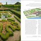 Ein formaler Garten mit Hecken, geformten Blumenbeeten, einem runden Teich und einem historischen Backsteingebäude; daneben liegt eine Seite aus "Royale Gärten" vom Prestel Verlag mit deutschem Text und einem illustrierten Gutsplan.