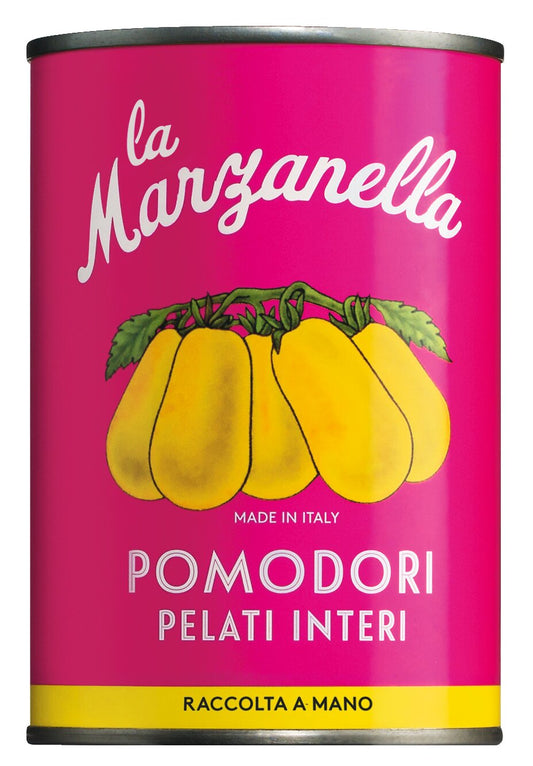 Eine Dose der Königlichen Gartenakademie mit einem leuchtend rosafarbenen Etikett zeigt gelbe Tomaten am Rebstock, beschriftet mit La Marzanella, Pomodori Pelati Interi und ganze geschälte Tomaten - handgepflückt in Kampanien, Italien.