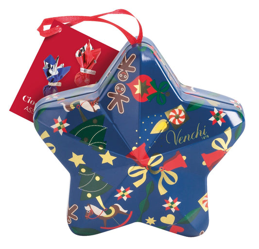 Die Venchi Stern-Geschenkdose aus Metall ist eine sternförmige Dose mit festlichen Weihnachtsmotiven. Sie ist ideal als Baumschmuck geeignet und enthält ein rotes Band zum Aufhängen, einen Anhänger und das Venchi-Logo auf der Vorderseite.