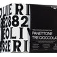 Eine schwarz-weiße Olivieri-Schachtel mit fettgedrucktem, übergroßem Text und einer schwarzen Tafel mit "Panettone mit dreierlei Schokolade - ein Fest für alle Sinne" in Italienisch und Englisch - perfekt als luxuriöses Geschenk.