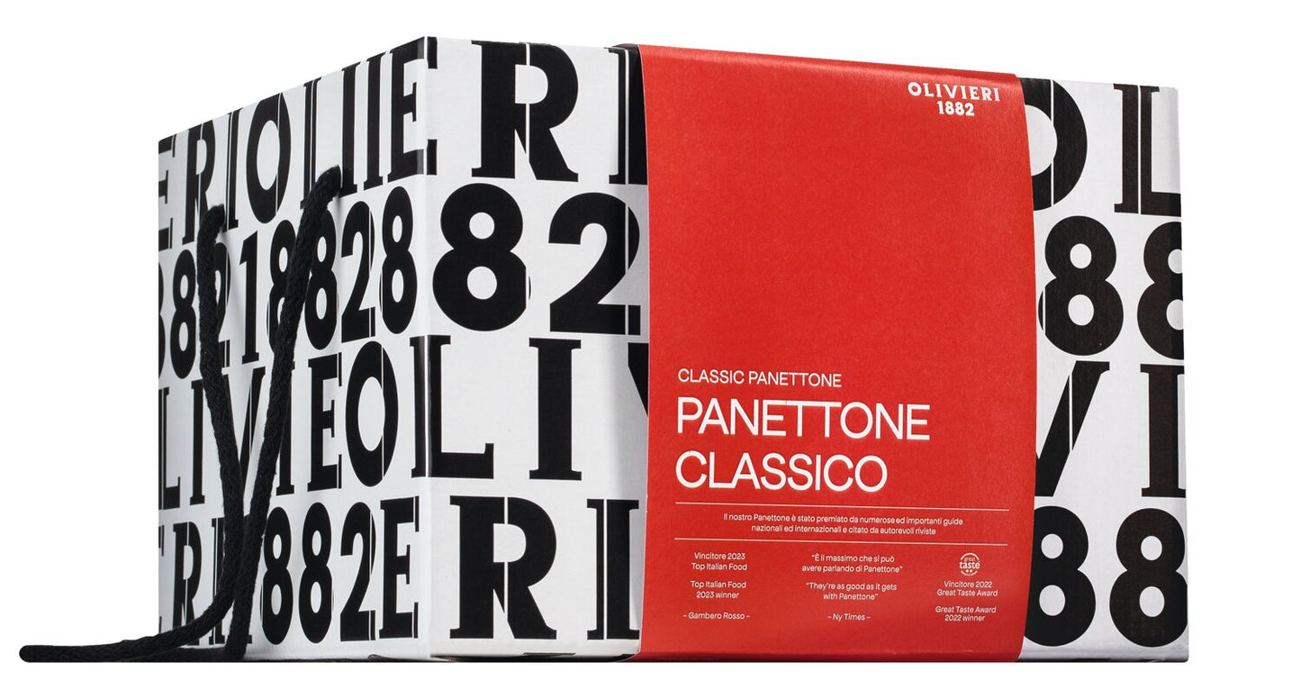Eine quadratische Schachtel Olivieri Panettone Classico - der italienische Klassiker, mit schwarzer und weißer Schrift, einem roten Etikett mit dem Produktnamen, der Beschreibung und dem Markenlogo. Der schwarze Seilgriff verleiht dieser Verpackung einen Hauch von Eleganz.
