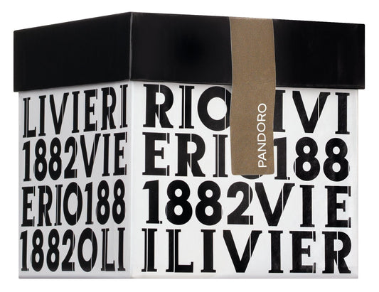 Eine weiße Schachtel mit schwarzem Olivieri 1882-Schriftzug in einem sich wiederholenden Muster, ein schwarzer Deckel und ein taupefarbenes Band mit der Aufschrift Mini Pandoro Classico - zartes Zitronenglück, das feines italienisches Gebäck präsentiert.