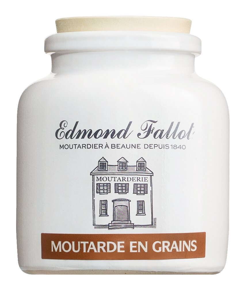 Ein weißes Keramikgefäß mit der Aufschrift Fallot Moutarde de Dijon - grobkörniger Senf im Steintopf, mit französischem Text und einer Gebäudeillustration, das zur Aufbewahrung von grobkörnigem Dijon-Senf der Marke Fallot dient.