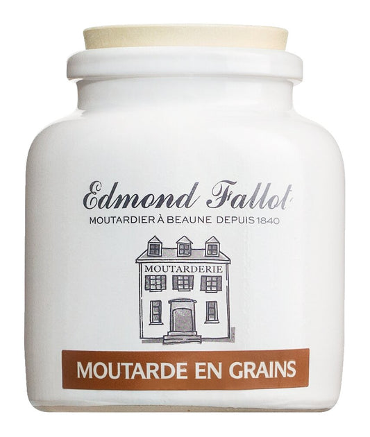 Ein weißes Keramikgefäß mit der Aufschrift Fallot Moutarde de Dijon - grobkörniger Senf im Steintopf, mit französischem Text und einer Gebäudeillustration, das zur Aufbewahrung von grobkörnigem Dijon-Senf der Marke Fallot dient.